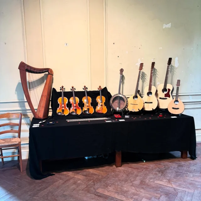 Rdv au château de Rochefort en Eire!!!!

#luthiers #lutheria #violon #violoncello #violoncelle #violonist #violin #violinists #violini #violinmaker #violinmaking #fiddle #instrumentmaker #instrumentmaking
#lutherie #luther #luthiery #luthier #bouzouki #bouzoukia #guitar #mandolina #mandolin #woodworking #mandoline #tenorguitar #guitarmaking #guitare #banjo